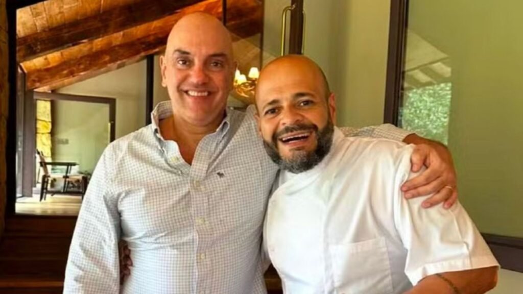 Alexandre de Moraes abraçado ao chef José Maria Meira.