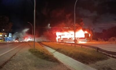 Ônibus incendiado na BR-101, no Recife