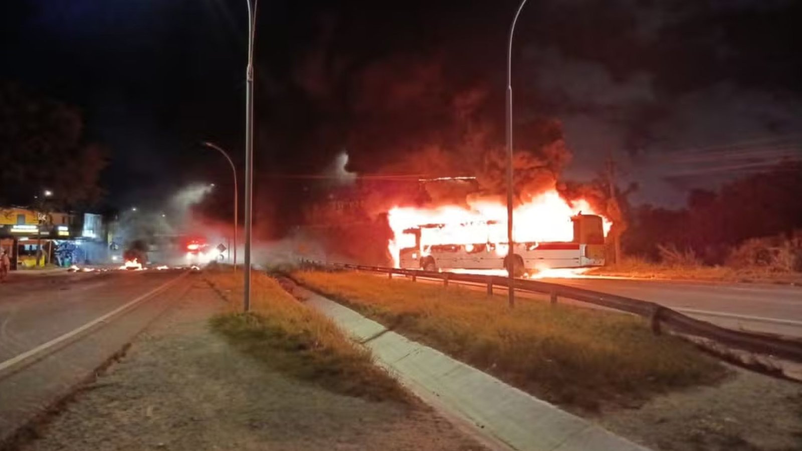 Ônibus incendiado na BR-101, no Recife