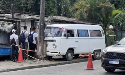Kombi após bater em poste na Avenida Caxangá, no Recife