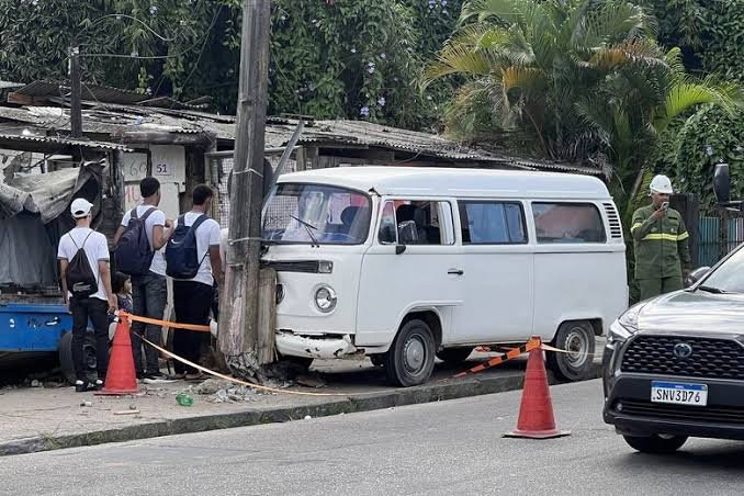 Kombi após bater em poste na Avenida Caxangá, no Recife