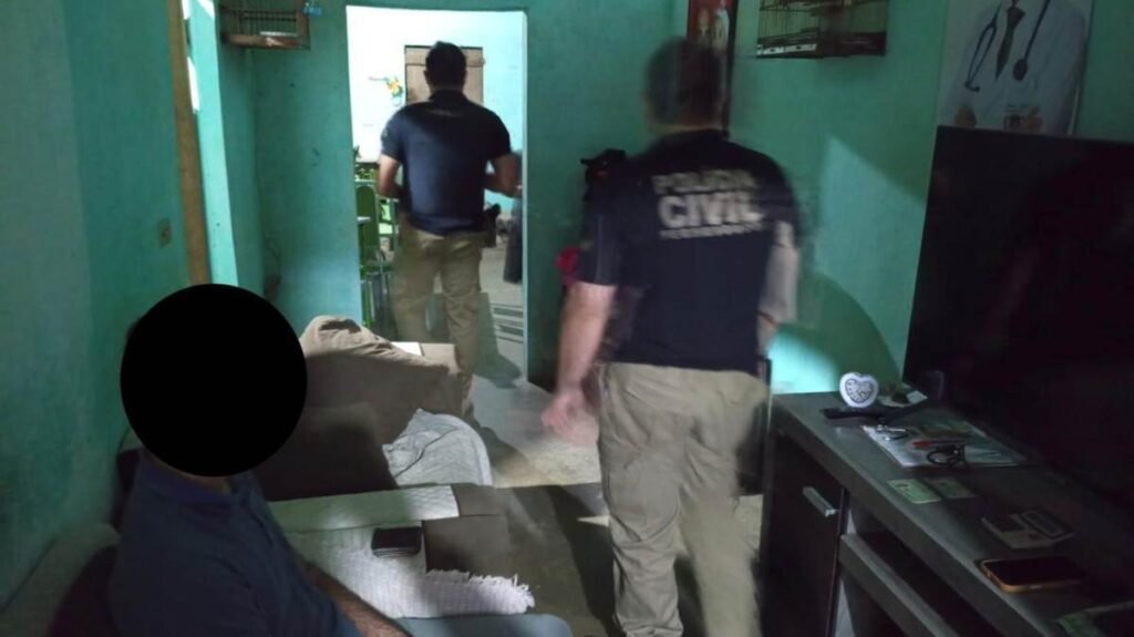 Policiais civis fazem buscas em residência durante operação em Araçoiaba