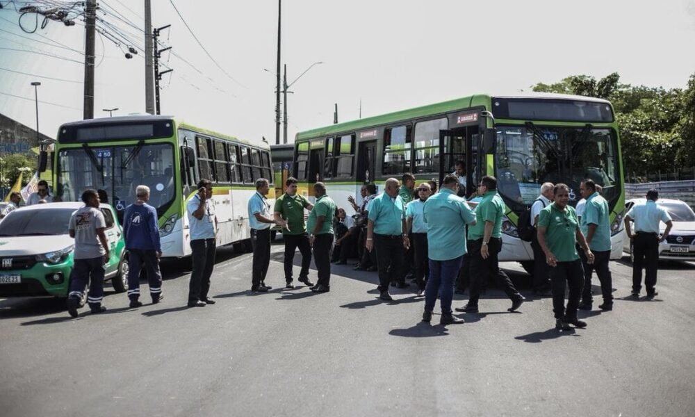 Rodoviários durante mobilização após ataque a motorista em Olinda
