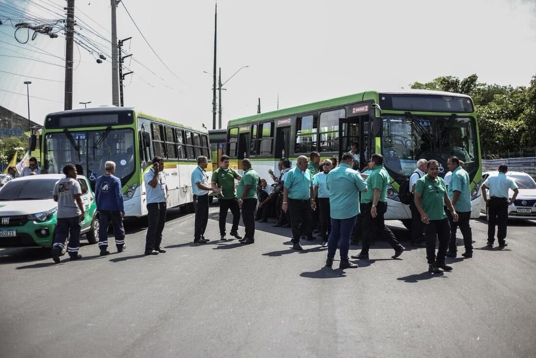 Rodoviários durante mobilização após ataque a motorista em Olinda