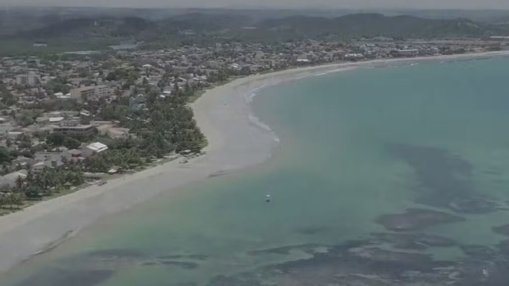Vista aérea da praia e da área urbana de Tamandaré.