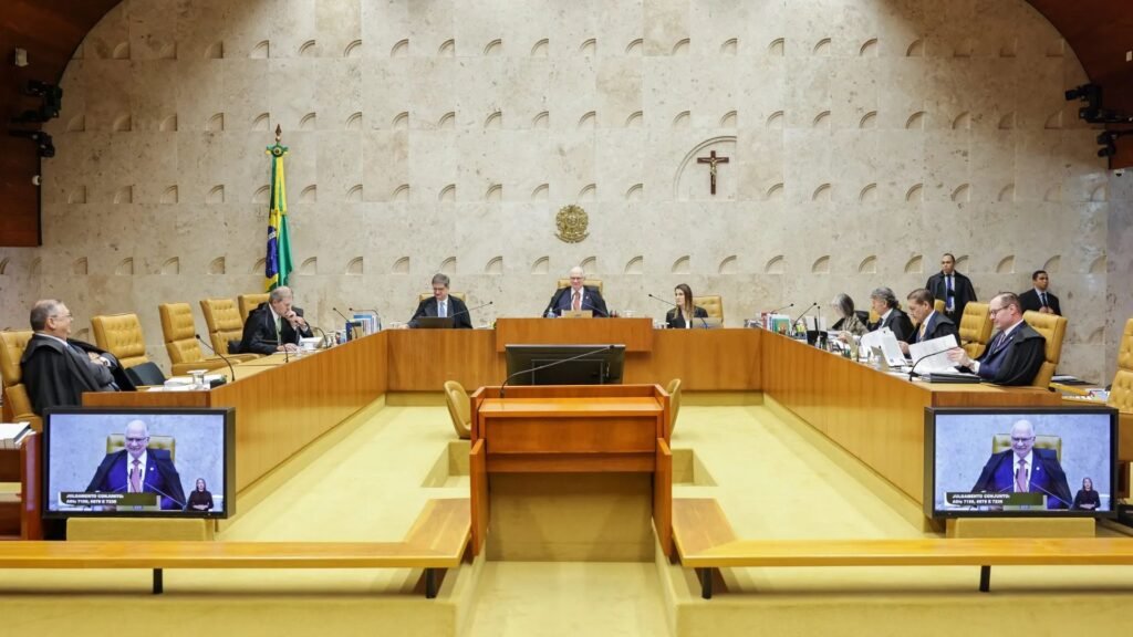 Vista geral do plenário do STF com ministros reunidos.