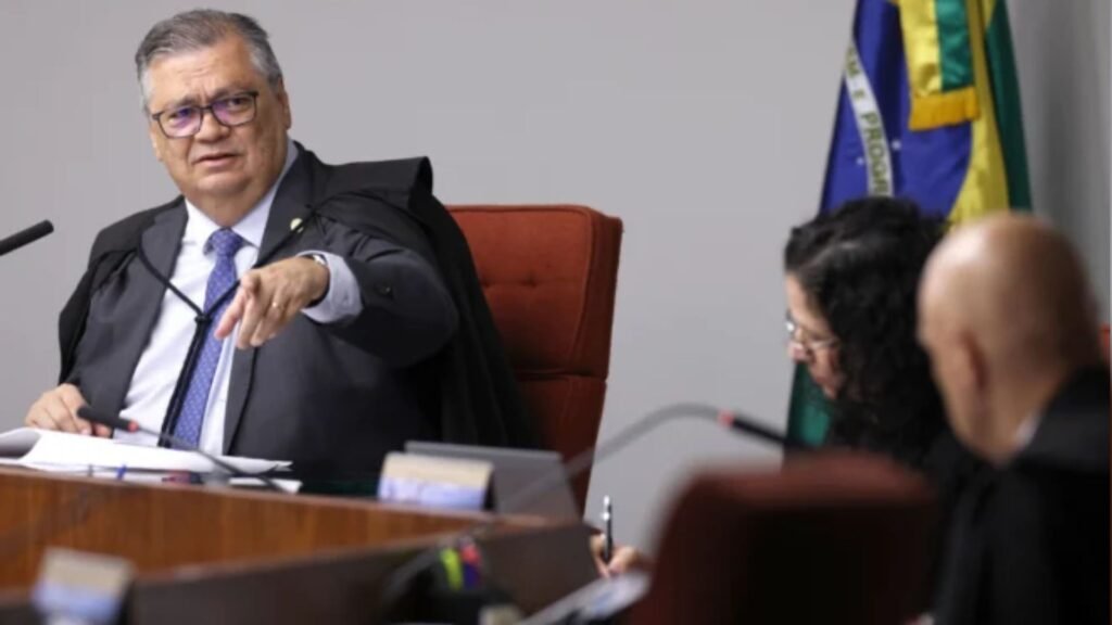 Flávio Dino gesticula durante sessão do STF.