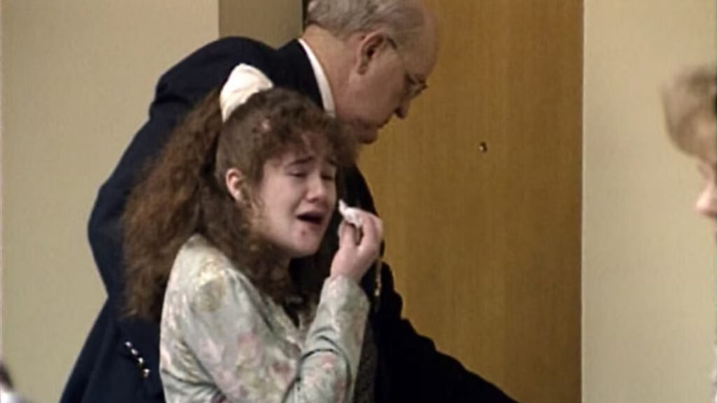 Christa Pike chorando com um lenço junto ao rosto.